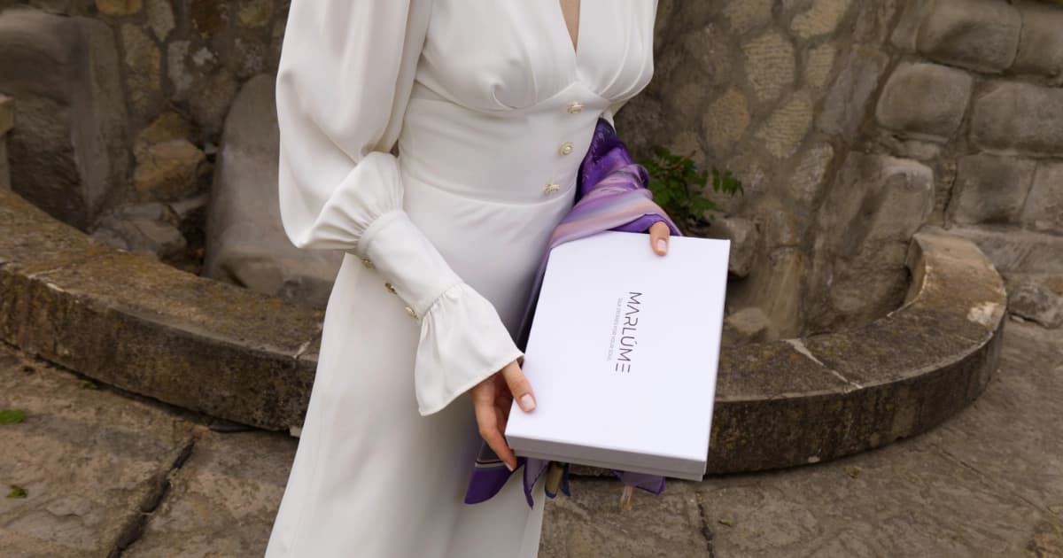 Eșarfa MARLÚME din mătase naturală, așezată cu grijă într-o cutie elegantă de carton, devine mai mult decât un accesoriu, este un cadou plin de feminitate și emoție, creat cu suflet, gata să transmită rafinament și căldură celor dragi.