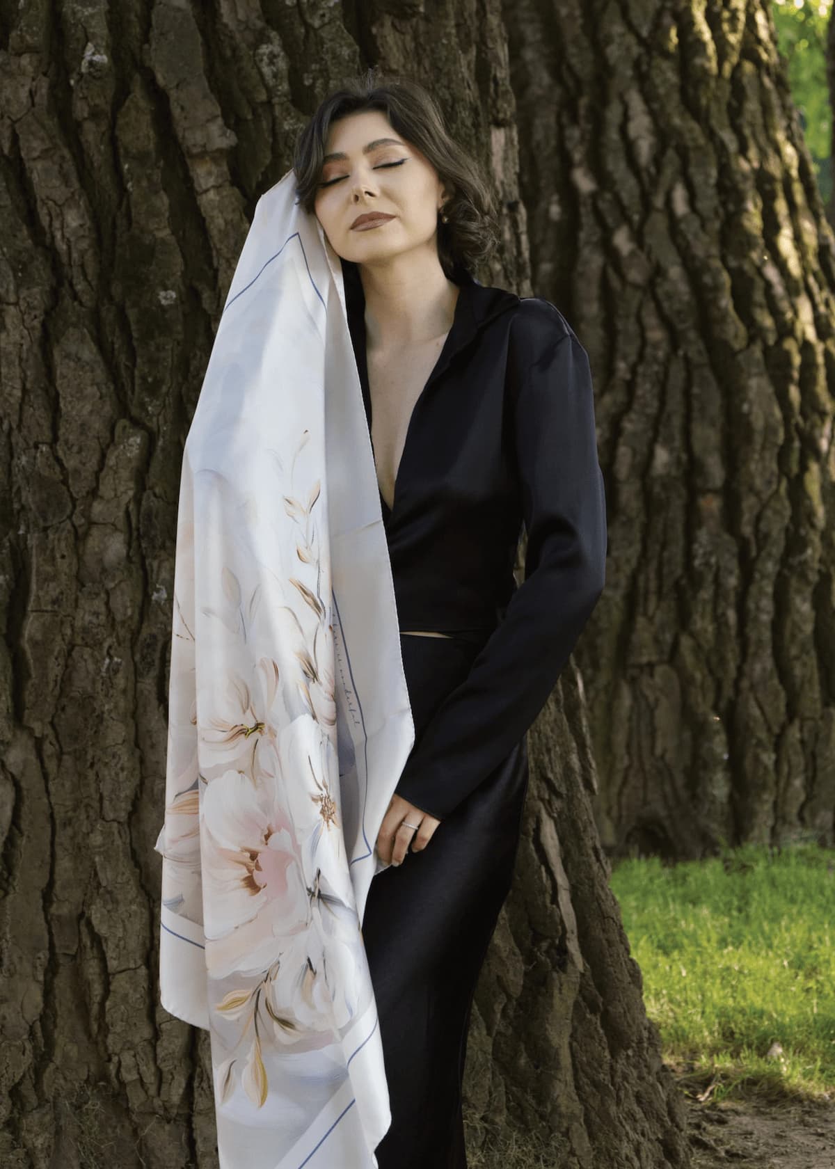 Maria poartă o eșarfă delicată numită „Gratitude”, în nuanțe calde și luminoase, care exprimă recunoștința ce pulsează adânc în suflet. Textura fină a mătăsii învăluie cu blândețe, aducând feminitate și emoție autentică.